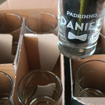 Copos de vidro transparentes com gravação PADRINHO DANIEL em caixa de cartão
