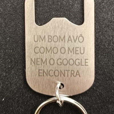 Abridor de garrafas em metal com texto gravado e argola de chave