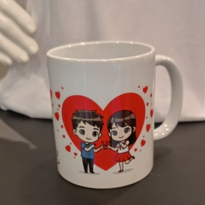 Caneca branca com casal desenhado dentro de coração vermelho
