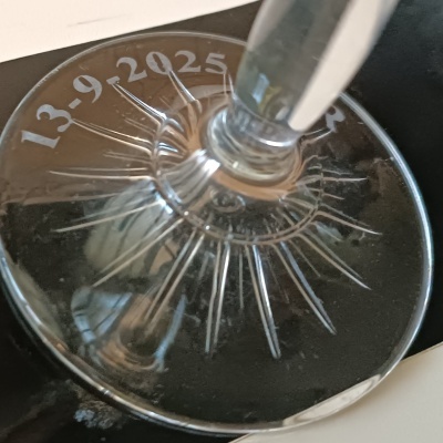 Base de copo de pé em vidro transparente com gravação 13-9.2025