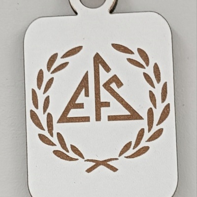 Etiqueta branca com padrão de coroa de louros castanha e letras ZAS