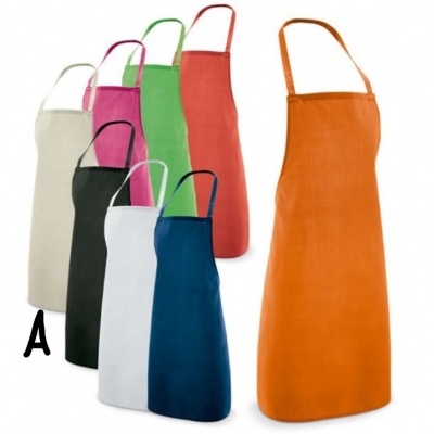 Conjunto de aventais coloridos em tecido liso sobre fundo branco