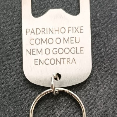 Chaveiro abridor de garrafas metálico prateado com gravação em português