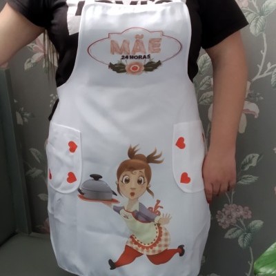 Avental branco com bolsos e desenho de personagem feminina com prato e texto MÃE 24 HORAS