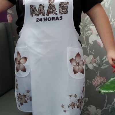 Avental branco escrito MÃE 24 HORAS com flores castanhas