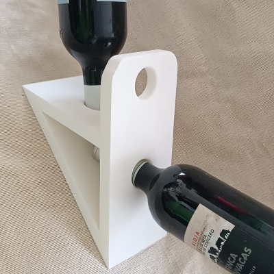 Suporte triangular branco com duas garrafas de vinho pretas encaixadas