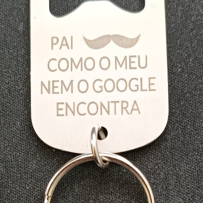 Chaveiro abridor de garrafas metálico prateado com texto e bigode