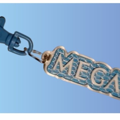 Chaveiro MEGANE em couro azul com texto em relevo