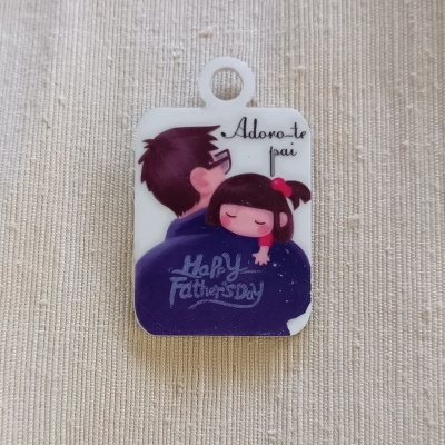 Chaveiro ilustrado com pai e filha e texto em inglês e português