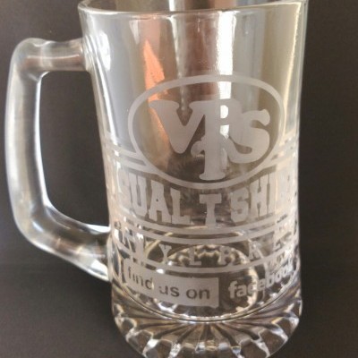 Caneca de vidro transparente com gravação em branco e tampa robusta