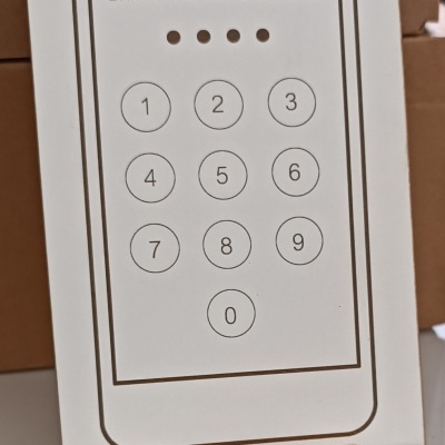 Suporte para telemóvel branco com desenho de teclado numérico e texto ENTER YOUR PASSWORD