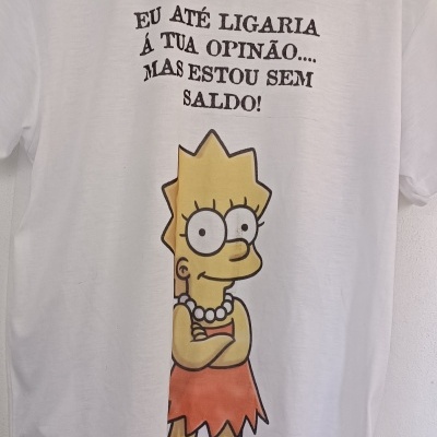 T-shirt branca com estampa de Lisa Simpson e texto humorístico em português