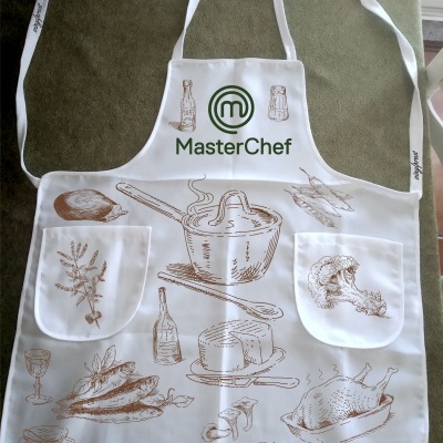 Avental branco com ilustrações de comida e utensílios de cozinha e logotipo MasterChef