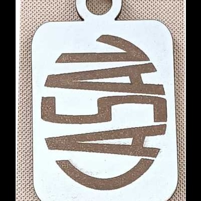 Chaveiro branco com texto CASAL em castanho