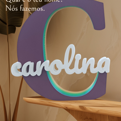 Letra decorativa C roxa com nome carolina branco em superfície de madeira