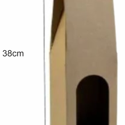 Caixa de papelão castanho com alça e janela recortada