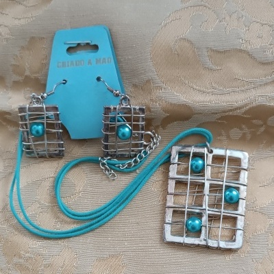 Conjunto de bijuteria com brincos e colar prateados com pérolas azuis