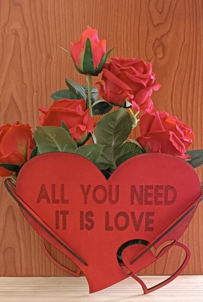 Arranjo decorativo com rosas vermelhas artificiais em vaso coração vermelho com texto