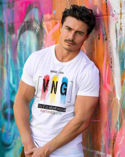 Homem de camisa branca estampada encostado em parede grafitada colorida