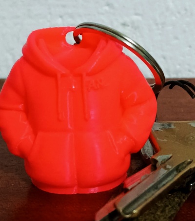 Chaveiro vermelho em forma de casaco com capuz e argola metálica para chaves