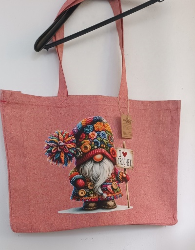 Saco de tecido rosa com ilustração de gnomo colorido e cartaz 'I ♥ CROCHET'