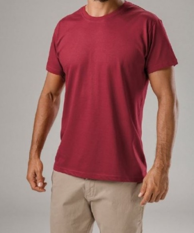 Homem com t-shirt vermelha de manga curta e calças bege