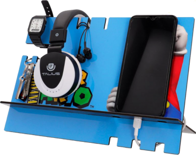 Suporte de mesa azul Super Mario com auriculares Talus, smartwatch, chaves e telemóvel preto