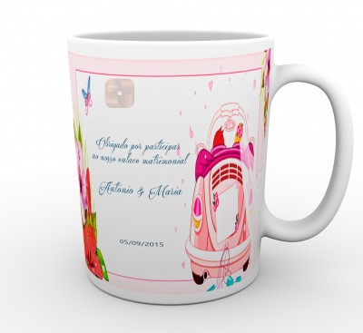Caneca branca decorada com carro rosa, flores e texto de agradecimento de casamento