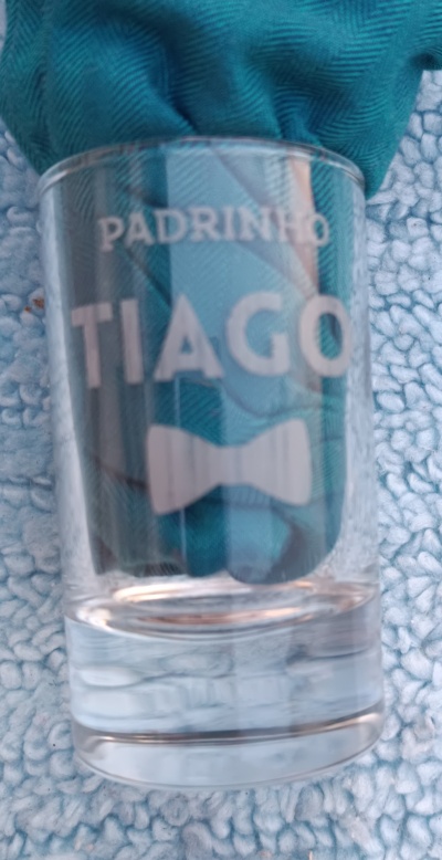 Copo de vidro gravado com texto 'PADRINHO TIAGO' e desenho de gravata borboleta