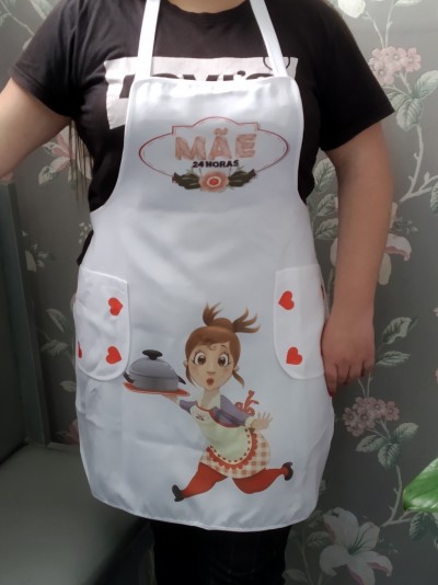 Avental branco com bolsos e desenho de personagem feminina com prato e texto MÃE 24 HORAS