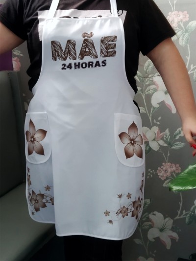 Avental branco escrito MÃE 24 HORAS com flores castanhas