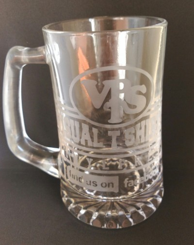 Caneca de vidro transparente com gravação em branco e tampa robusta