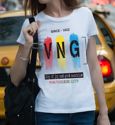 T-shirt branca com estampado colorido e texto, usada por pessoa com mochila preta em frente a carro amarelo