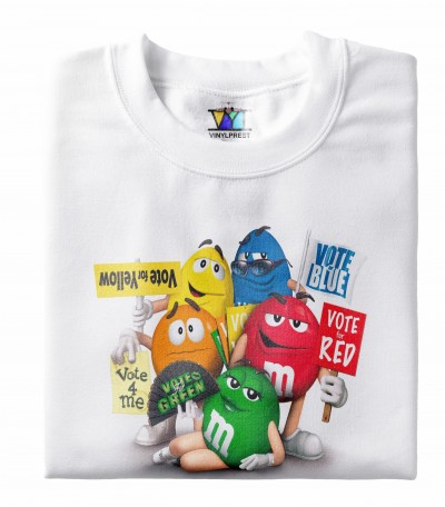T-shirt branca com personagens M&M e placas de voto coloridas