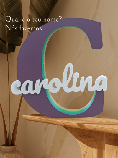Letra decorativa C roxa com nome carolina branco em superfície de madeira