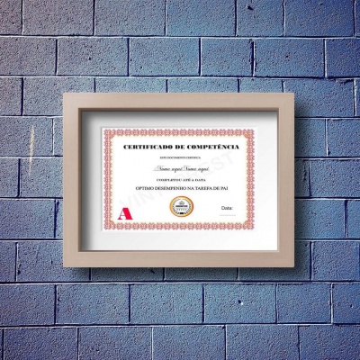 Certificado de competência em moldura bege claro numa parede azul