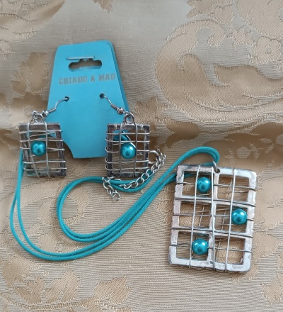 Conjunto de bijuteria com brincos e colar prateados com pérolas azuis