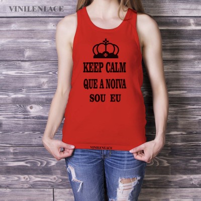 Regata vermelha com texto preto e coroa usada por pessoa com jeans rasgados