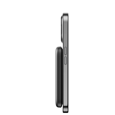 Telemóvel cinza com acessório preto na parte traseira em fundo preto