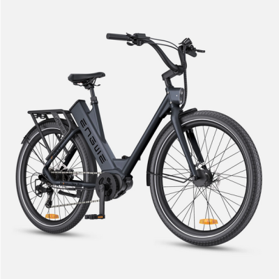 Bicicleta elétrica preta com bagageira e texto ENGWE no quadro