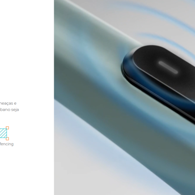 Dispositivo eletrónico preto em tubo de bicicleta cinza claro com ícone e sinais azuis