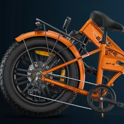 Bicicleta elétrica dobrável laranja com pneus largos e assento preto