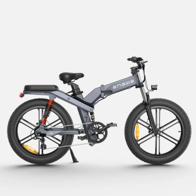 Bicicleta elétrica cinza ENGIUE com pneus grossos e suspensão vermelha