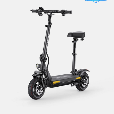 Trotinete elétrica preta com assento e farol