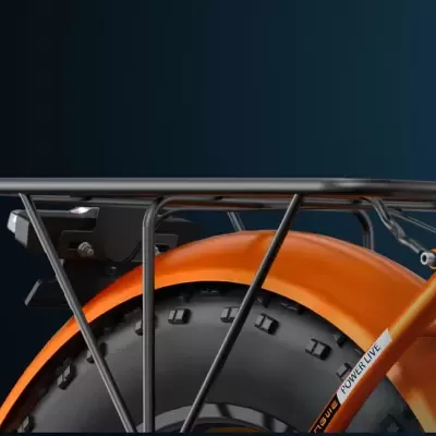 Bicicleta elétrica laranja com bagageira preta e guarda-lamas laranja