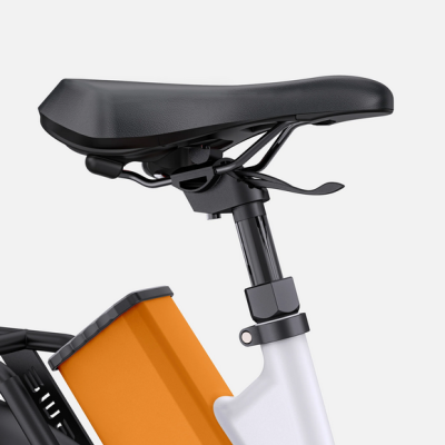 Bicicleta elétrica com selim preto, bateria laranja e quadro branco