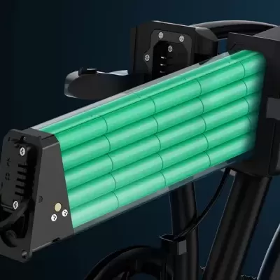 Bateria verde para bicicleta elétrica montada no quadro preto