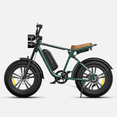 Bicicleta elétrica verde com pneus largos e assento castanho