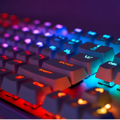 Teclado mecânico RGB com teclas iluminadas em várias cores