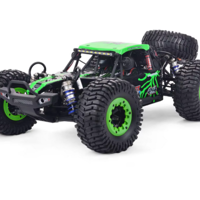 Carro RC todo-o-terreno verde com pneus grandes e suspensão